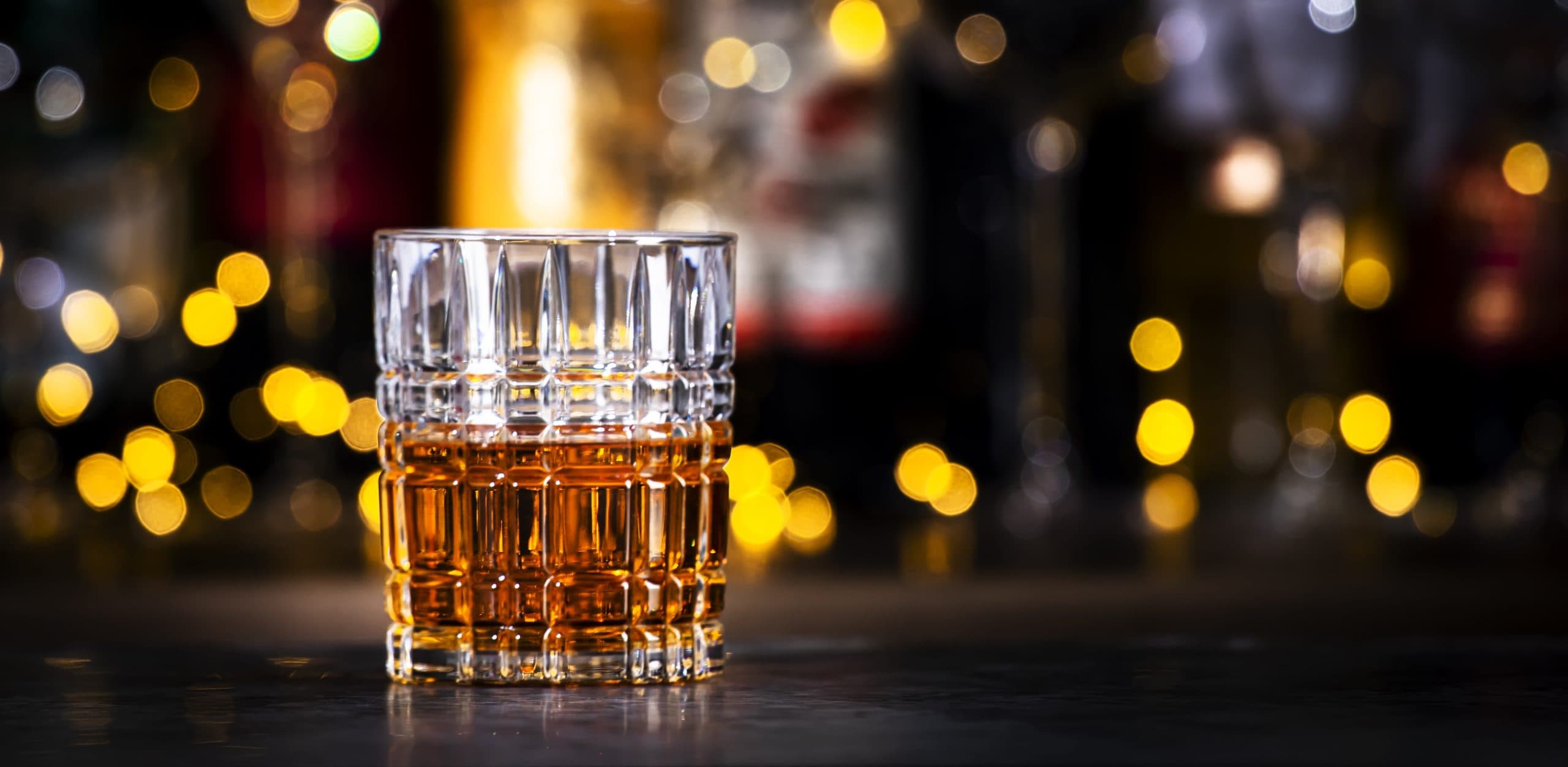 Exklusiv whiskey uppställt på ett bord, redo för provning